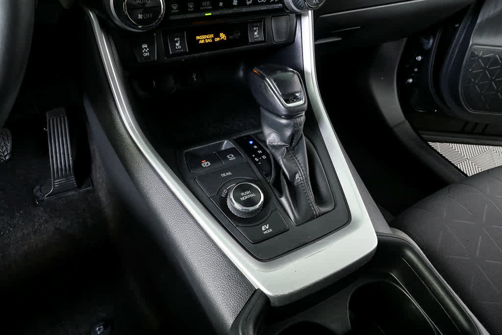 Used 2021 Toyota RAV4 XLE w/ Convenience Package image 16