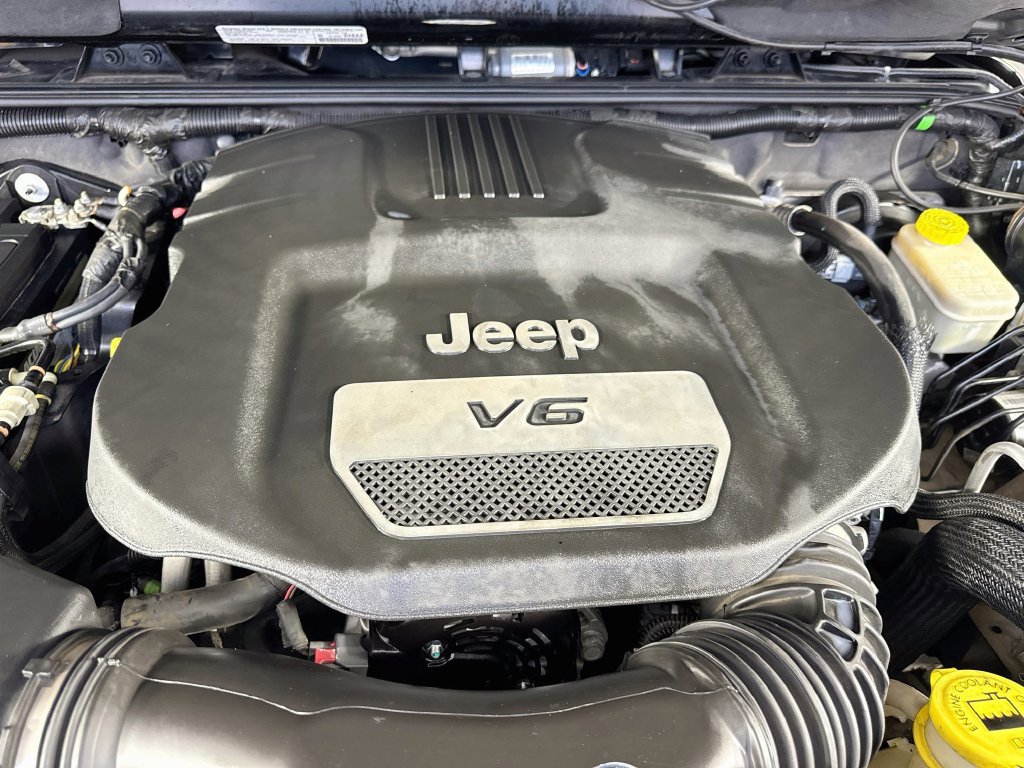 Used 2014 Jeep Wrangler Unlimited Rubicon w/ Connectivity Group AWD/4WD image 35
