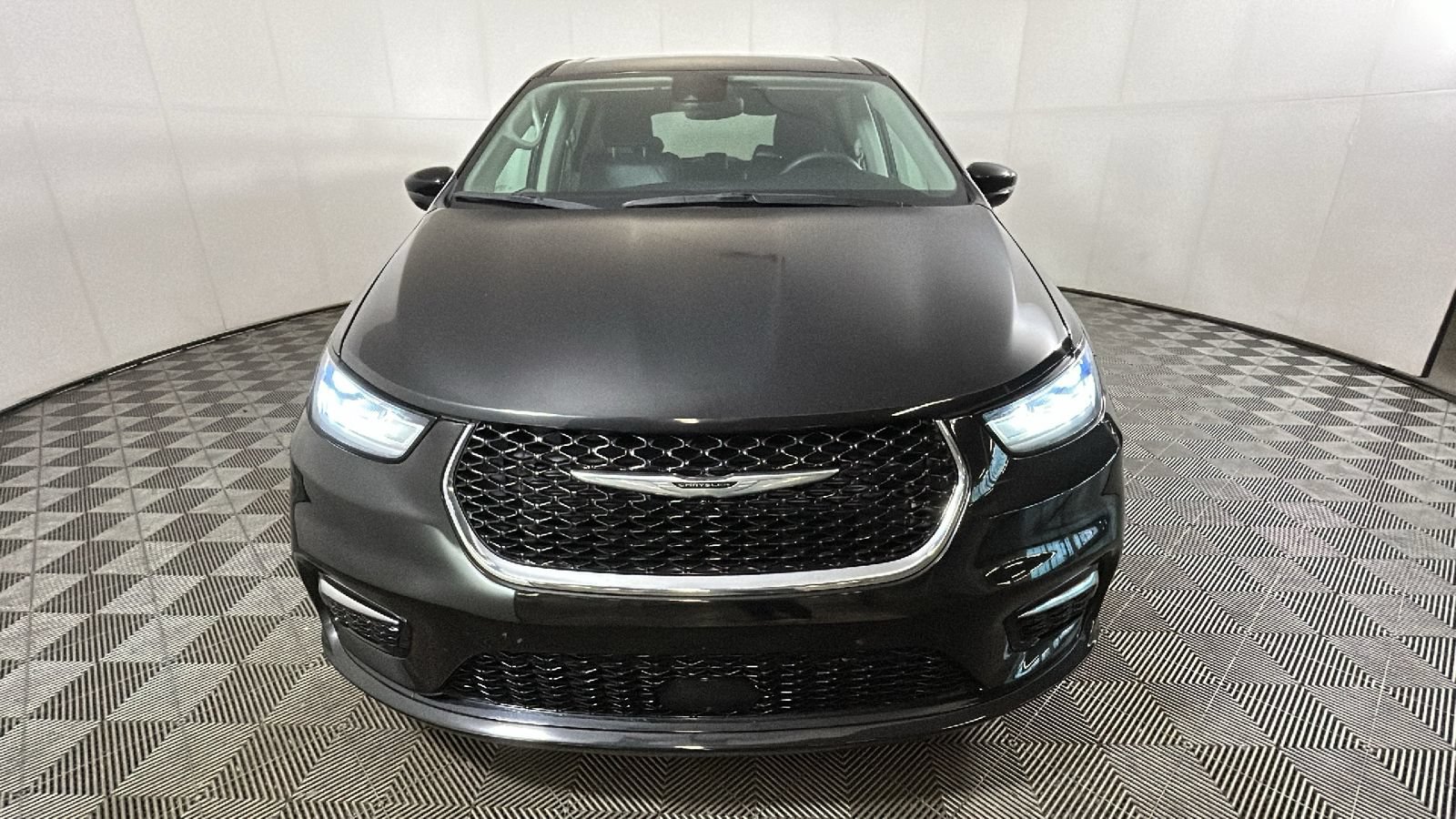 Used 2024 Chrysler Pacifica Touring-L FWD image 8