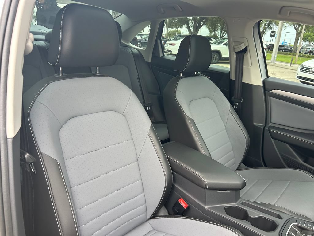 Certified 2025 Volkswagen Jetta SE FWD image 32