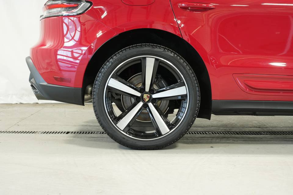 Certified 2026 Porsche Macan AWD/4WD image 42