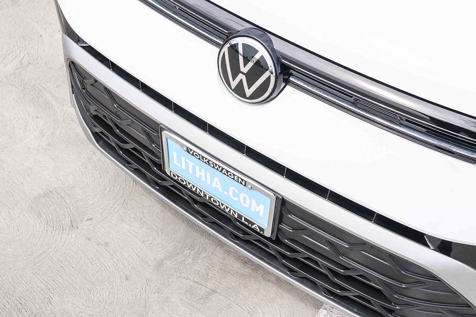 New 2025 Volkswagen Taos SE w/ Black Wheel Package FWD image 8