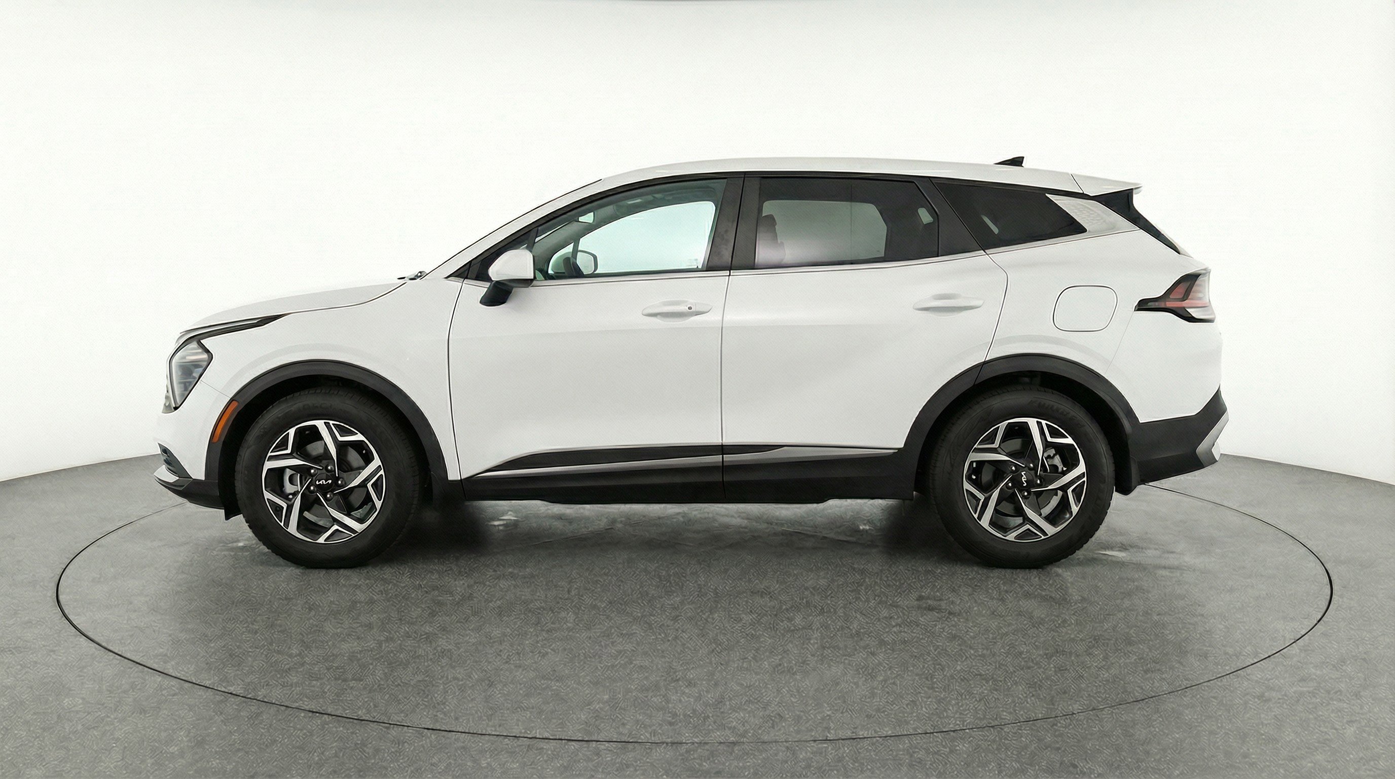 Used 2025 Kia Sportage LX image 5