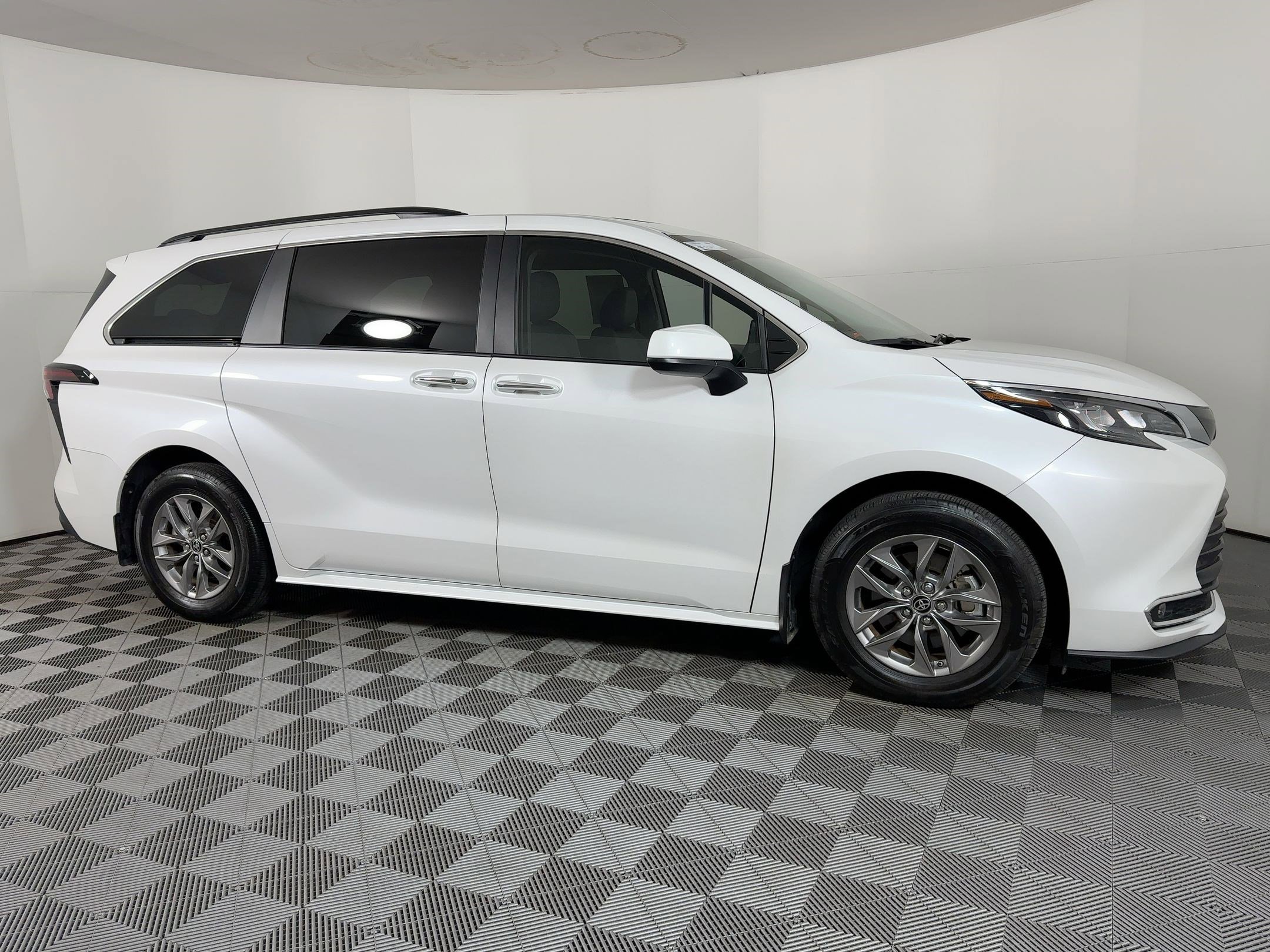 Used 2024 Toyota Sienna XLE image 6