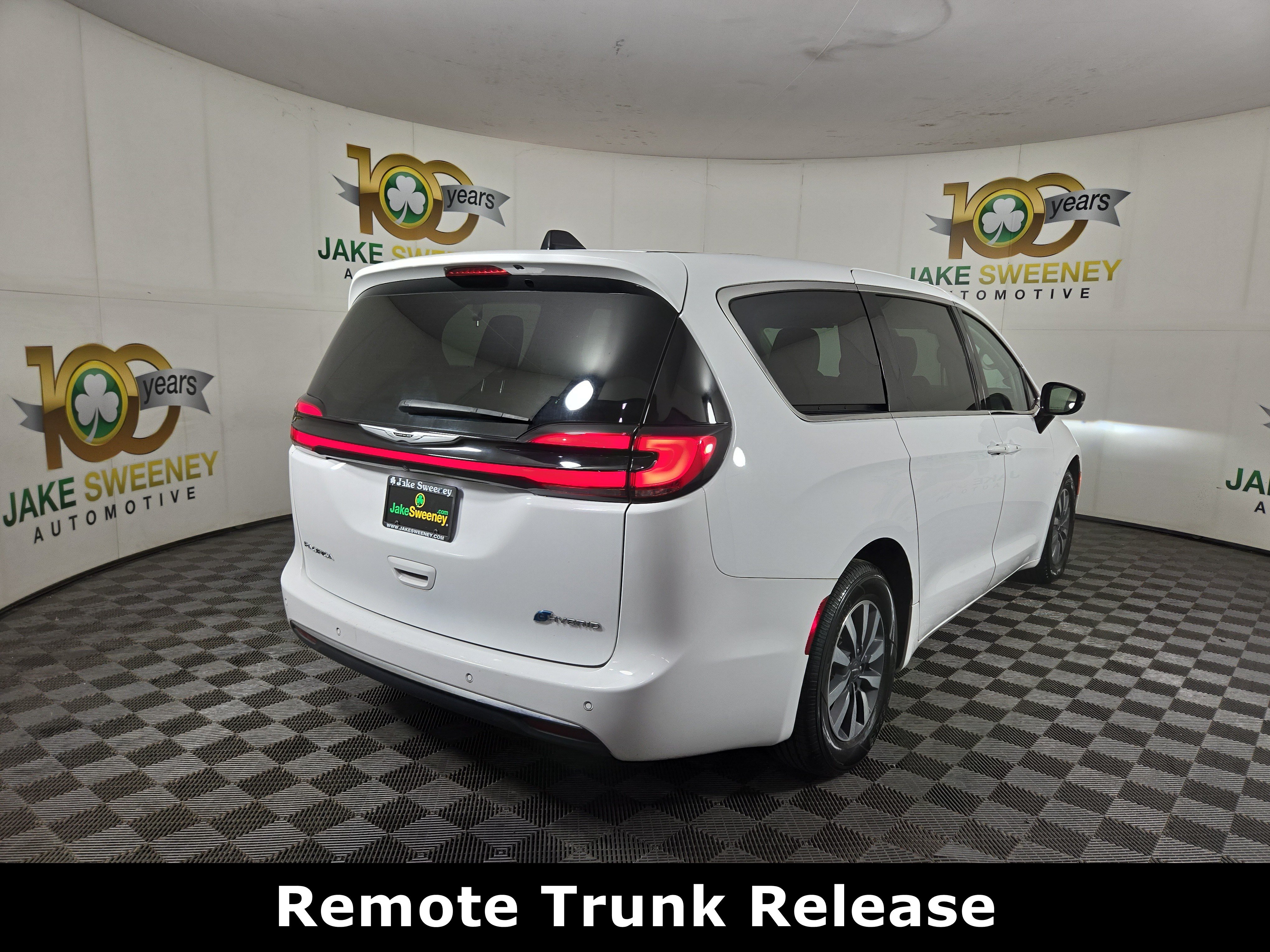 Used 2024 Chrysler Pacifica Limited FWD image 9