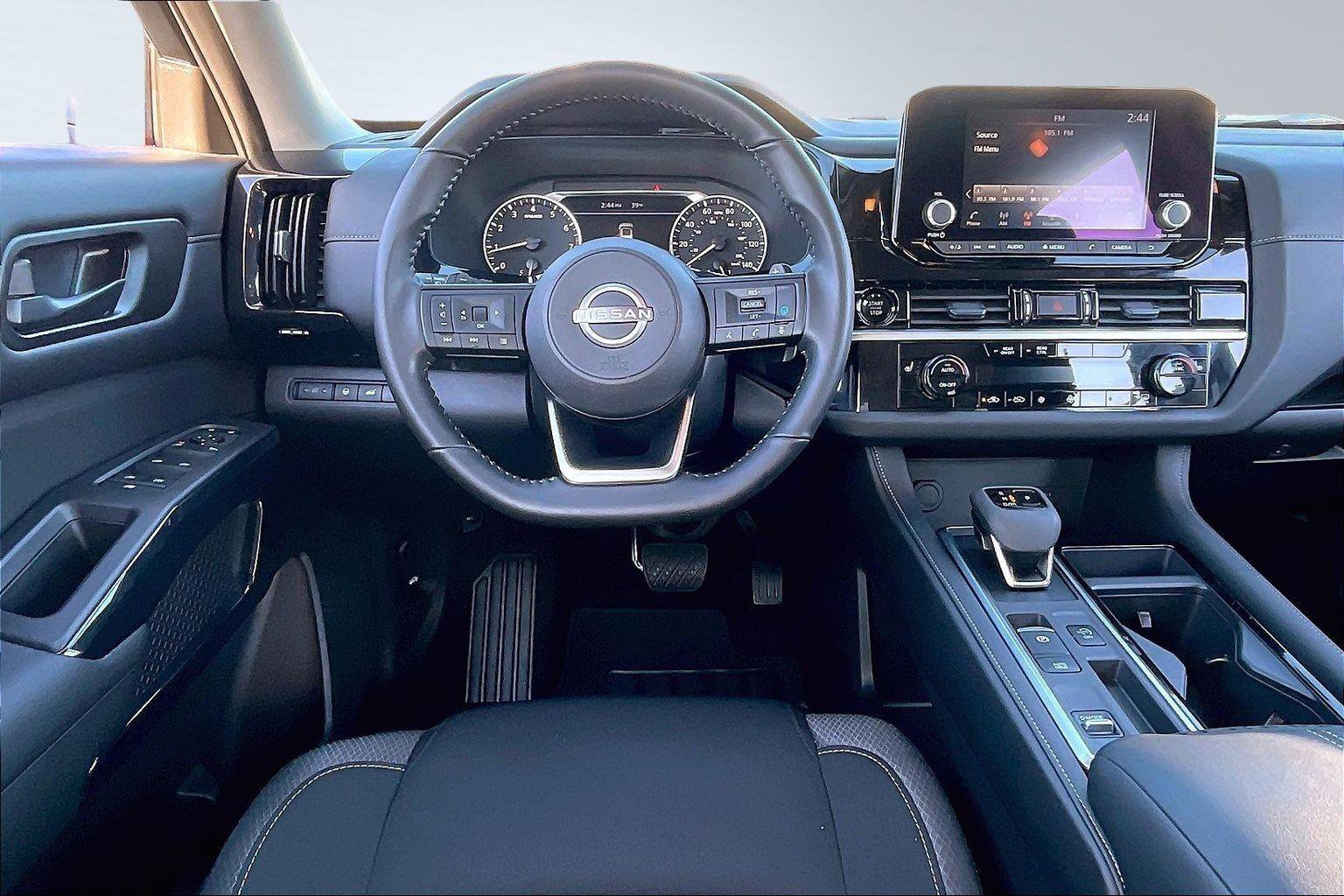 Used 2025 Nissan Pathfinder SV w/ SV Premium Package image 5