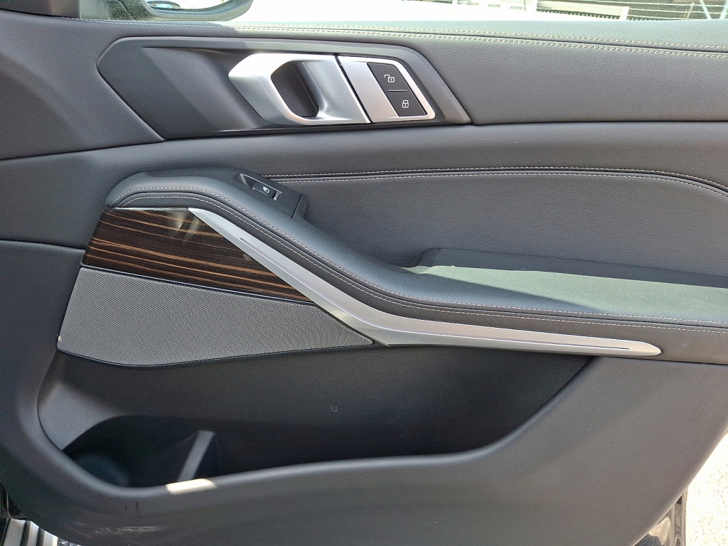 Used 2025 BMW X5 xDrive50e image 10