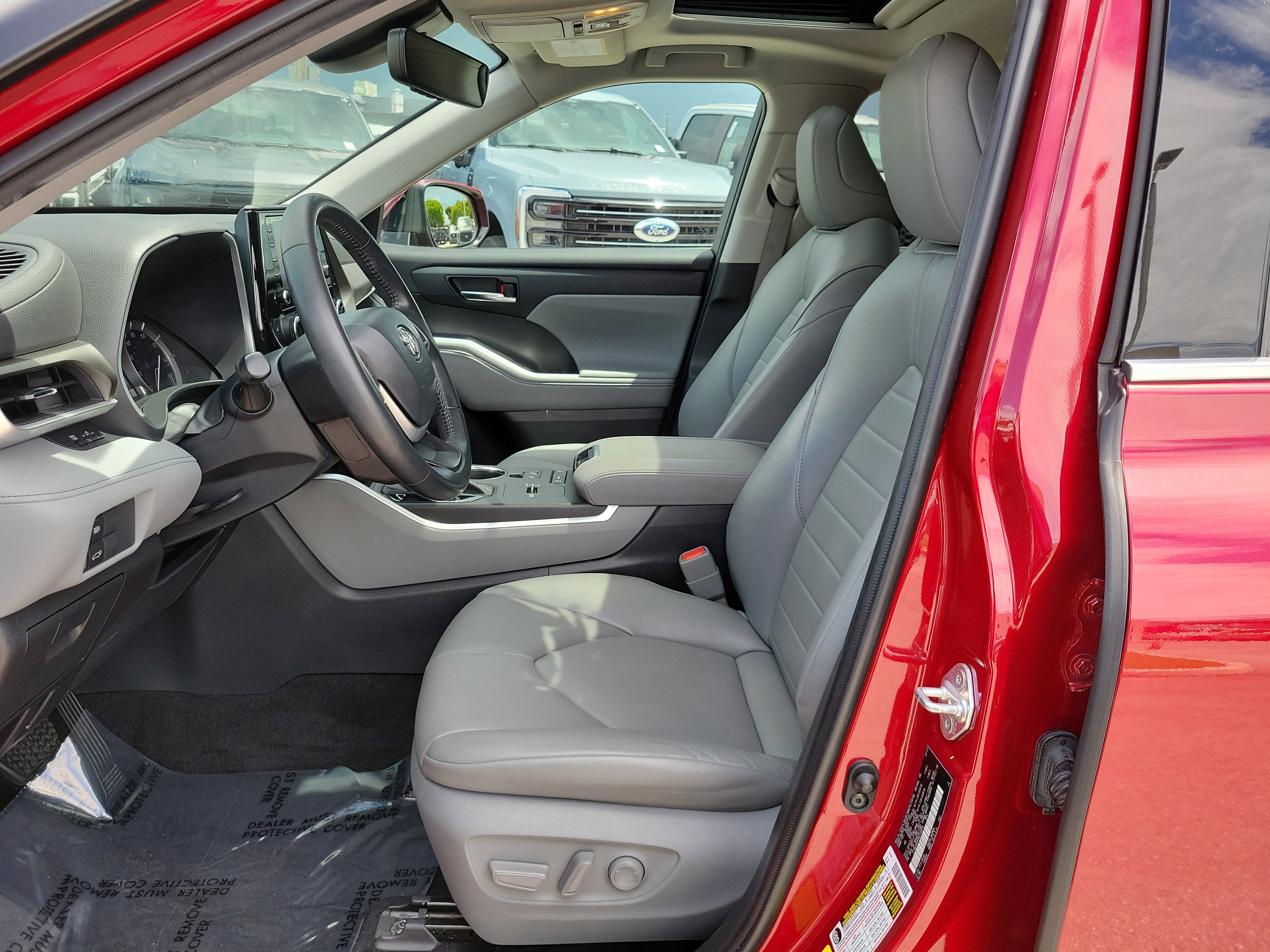 Used 2022 Toyota Highlander XLE FWD image 11