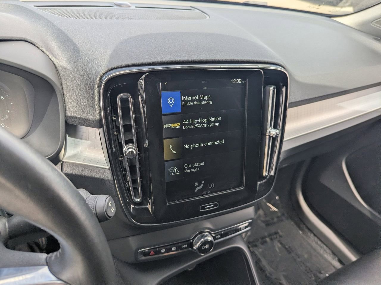 Used 2020 Volvo XC40 T4 Momentum w/ Protection Package Premier image 23