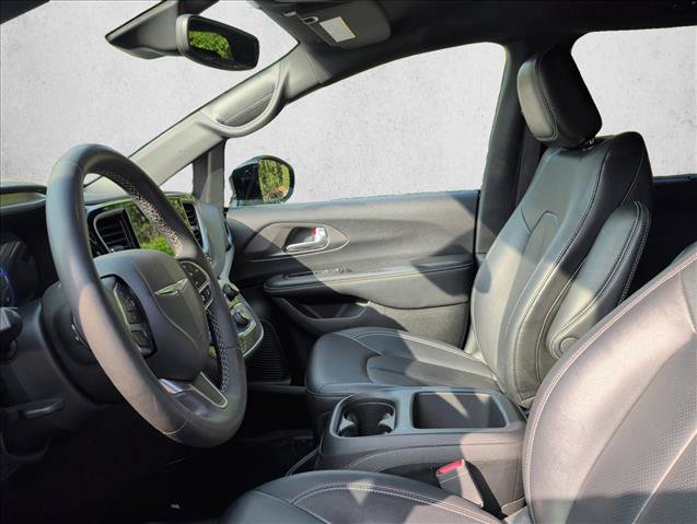 Used 2025 Chrysler Pacifica Select FWD image 10
