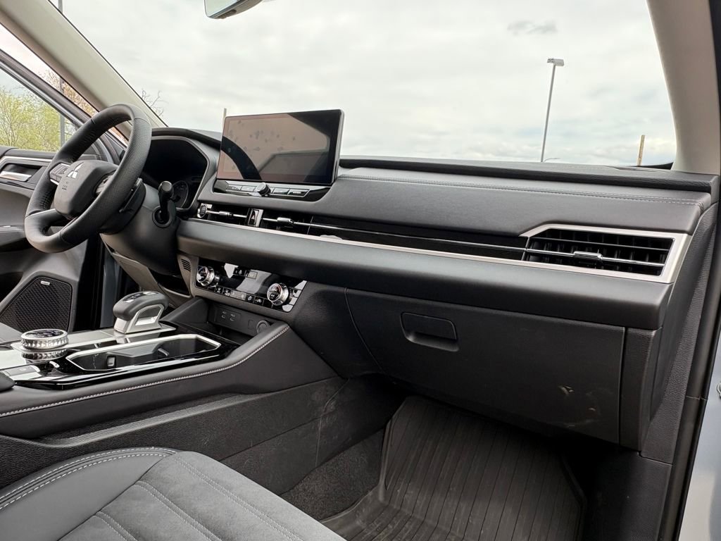 Used 2026 Mitsubishi Outlander Trail Edition image 14