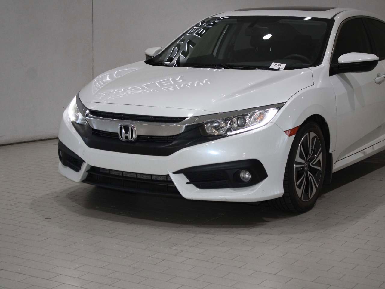 Used 2018 Honda Civic EX-L image 2