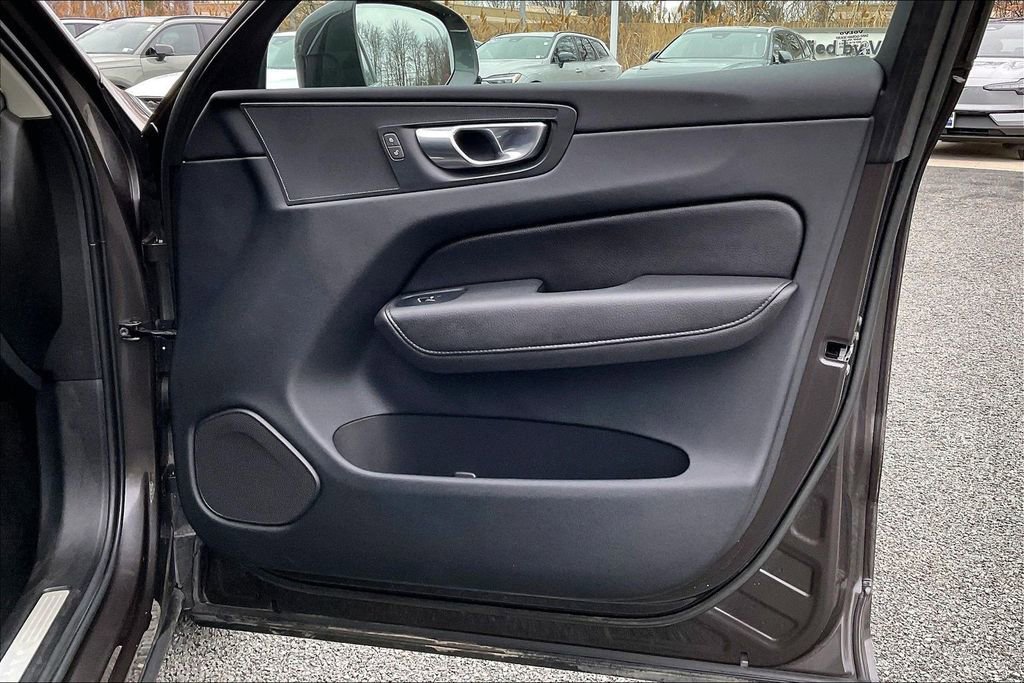 Used 2022 Volvo XC60 B5 Momentum w/ Climate Package image 28