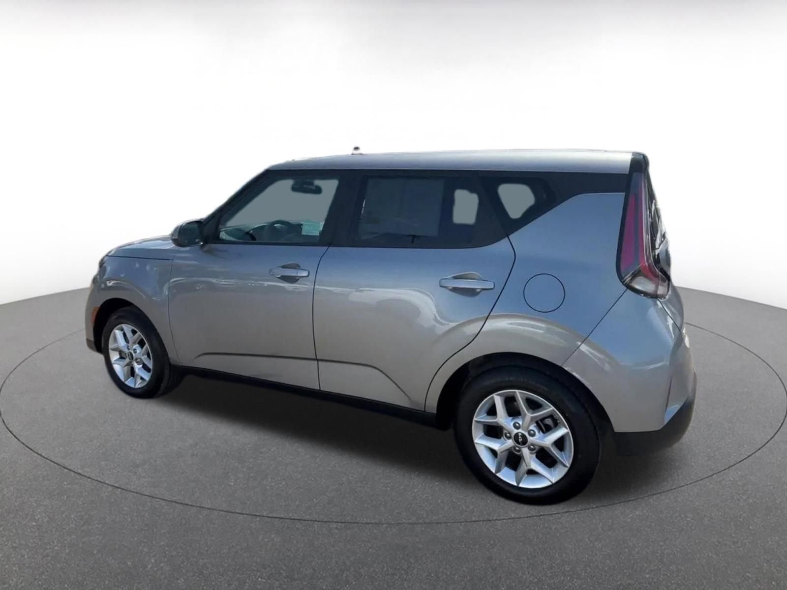 Used 2025 Kia Soul LX w/ LX Technology Package FWD image 10