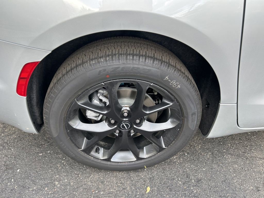 New 2026 Chrysler Pacifica Limited image 10
