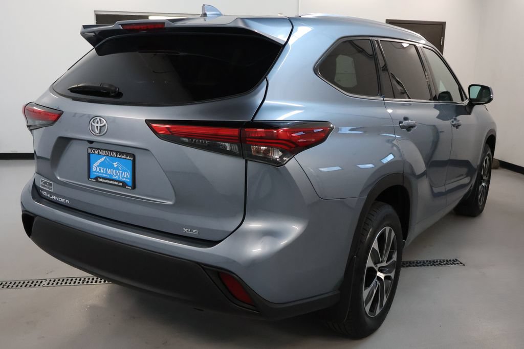Used 2021 Toyota Highlander XLE AWD/4WD image 7