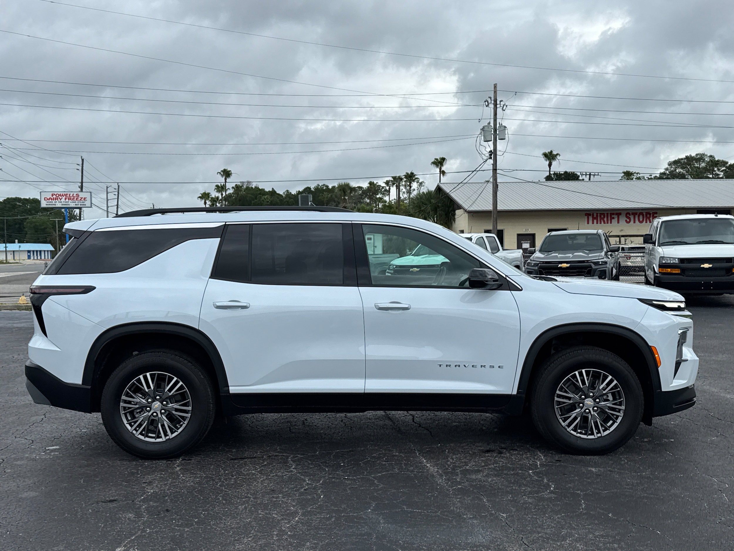 Used 2026 Chevrolet Traverse LT FWD image 9