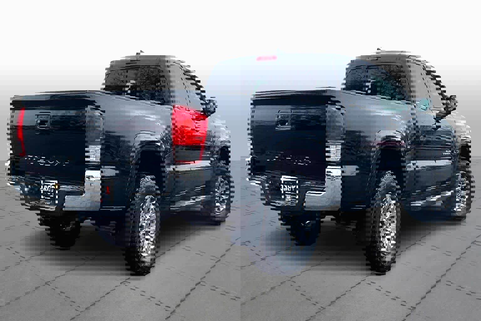 Used 2017 Toyota Tacoma SR5 w/ SR5 Appearance Package (SM) image 13