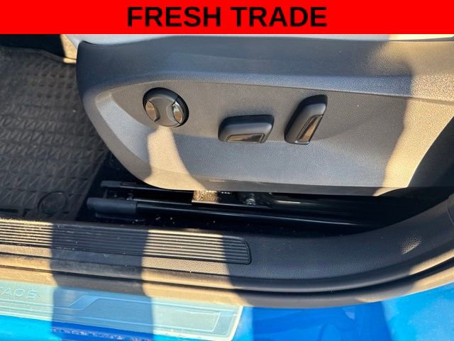 Used 2025 Volkswagen Taos SE AWD/4WD image 6