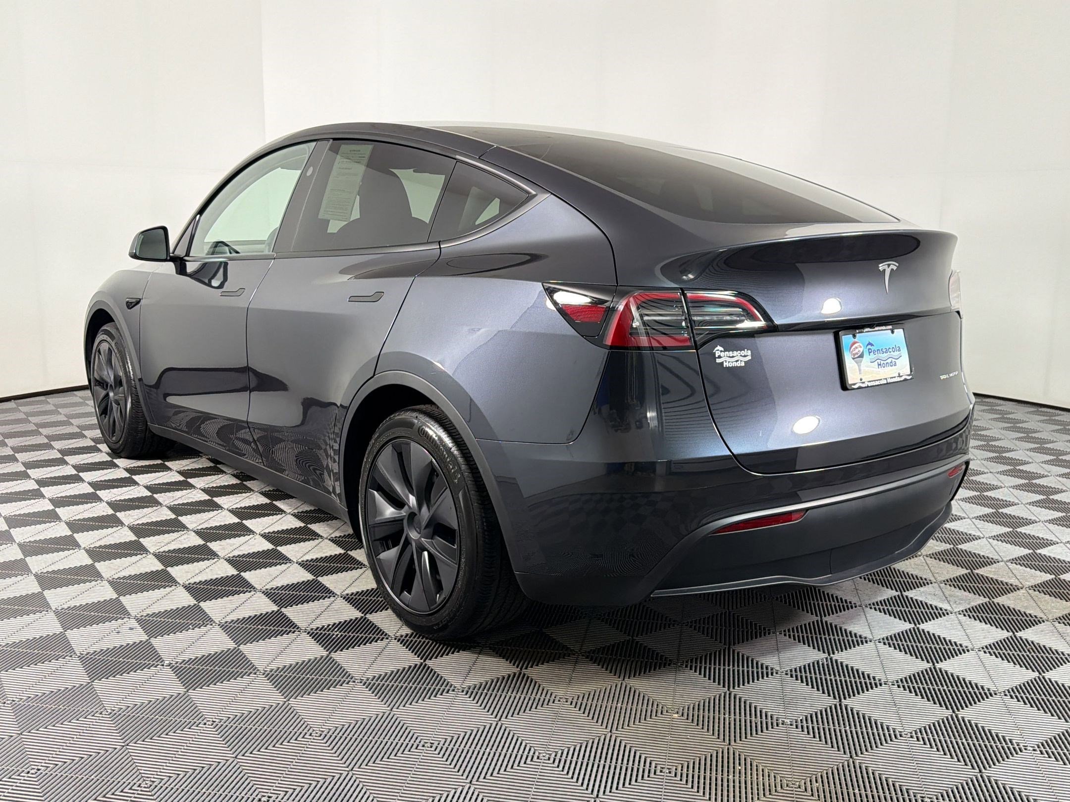 Used 2025 Tesla Model Y Long Range AWD/4WD image 2