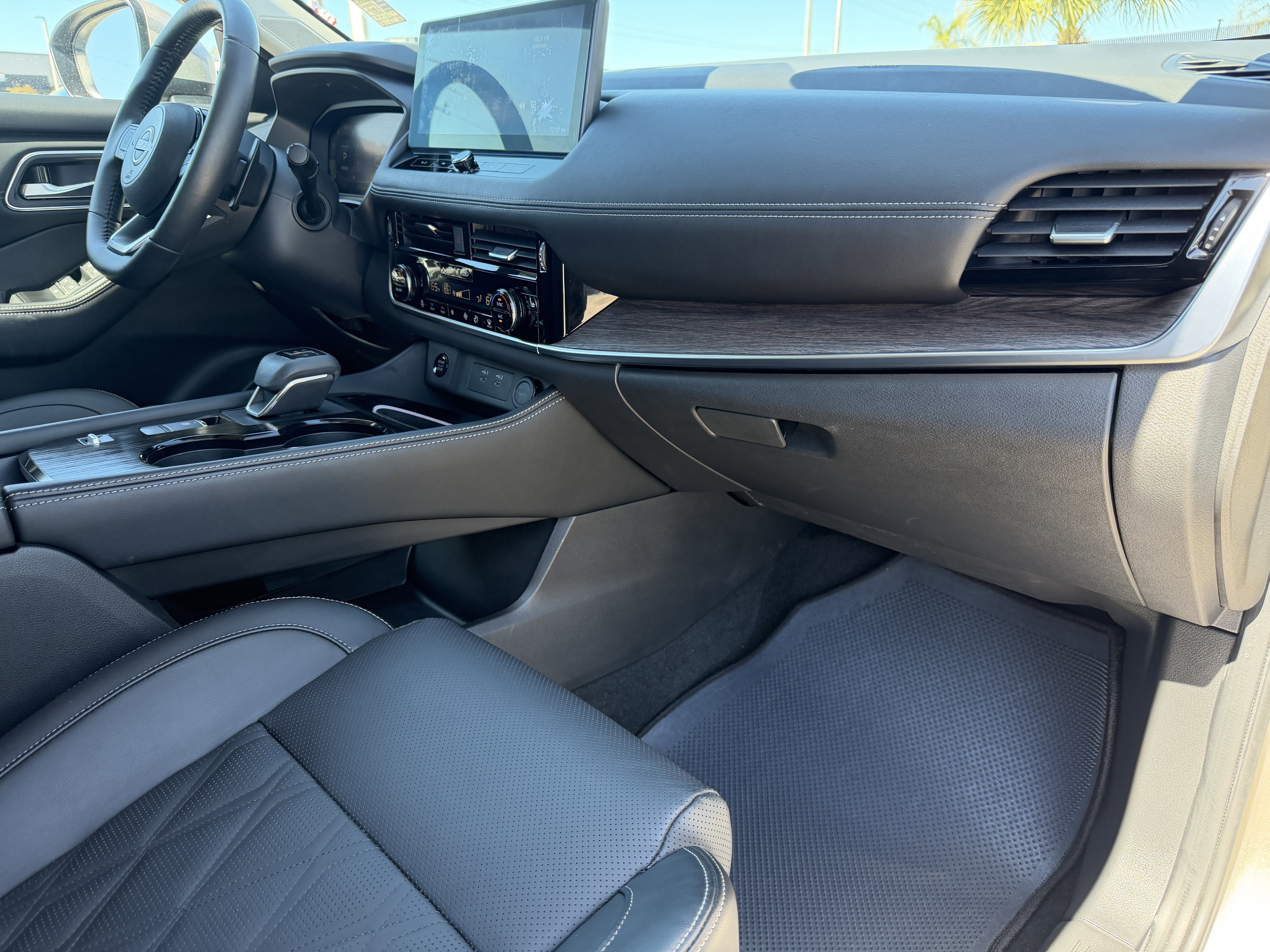 Used 2024 Nissan Rogue Platinum w/ Platinum Premium Package image 13