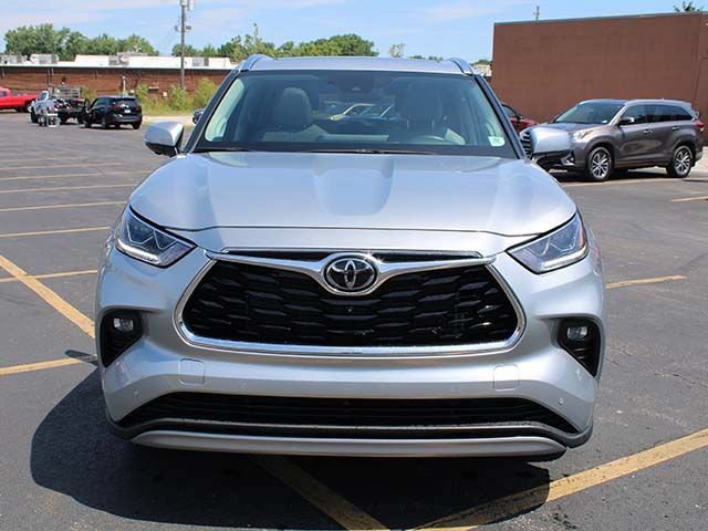 Used 2023 Toyota Highlander Platinum FWD image 3