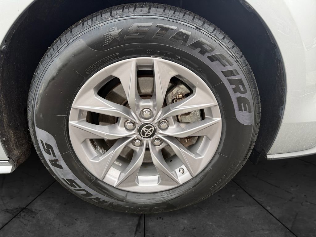 Used 2021 Toyota Sienna XLE image 27