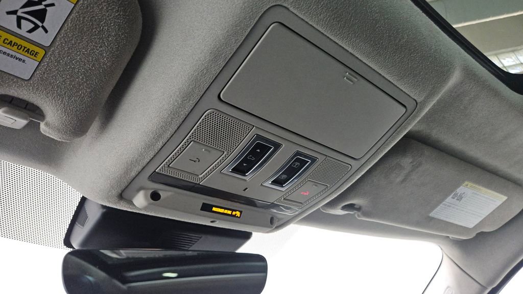 Used 2020 Jaguar F-PACE Premium image 41