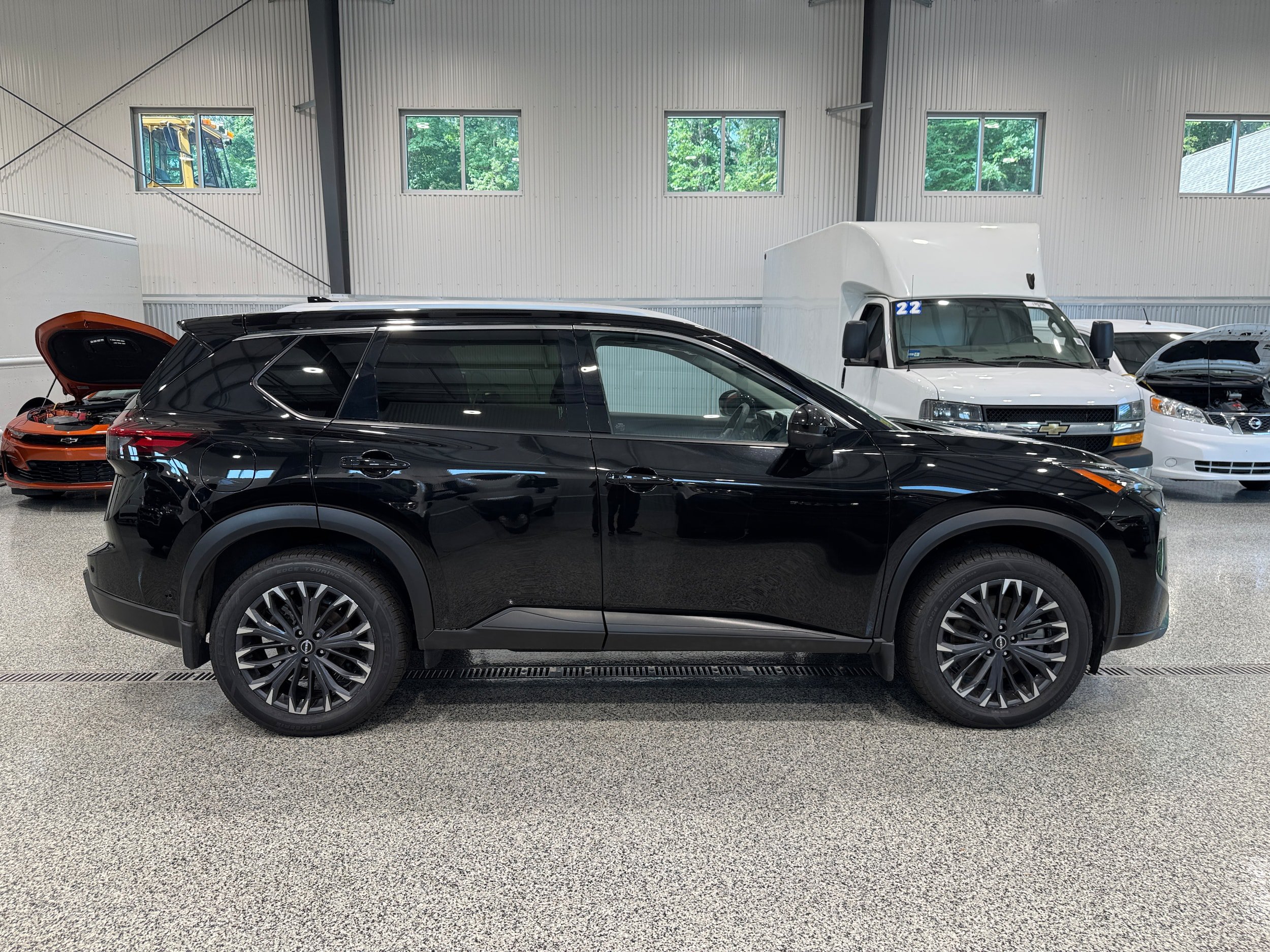 Used 2025 Nissan Rogue SL w/ Tech Package AWD/4WD image 4