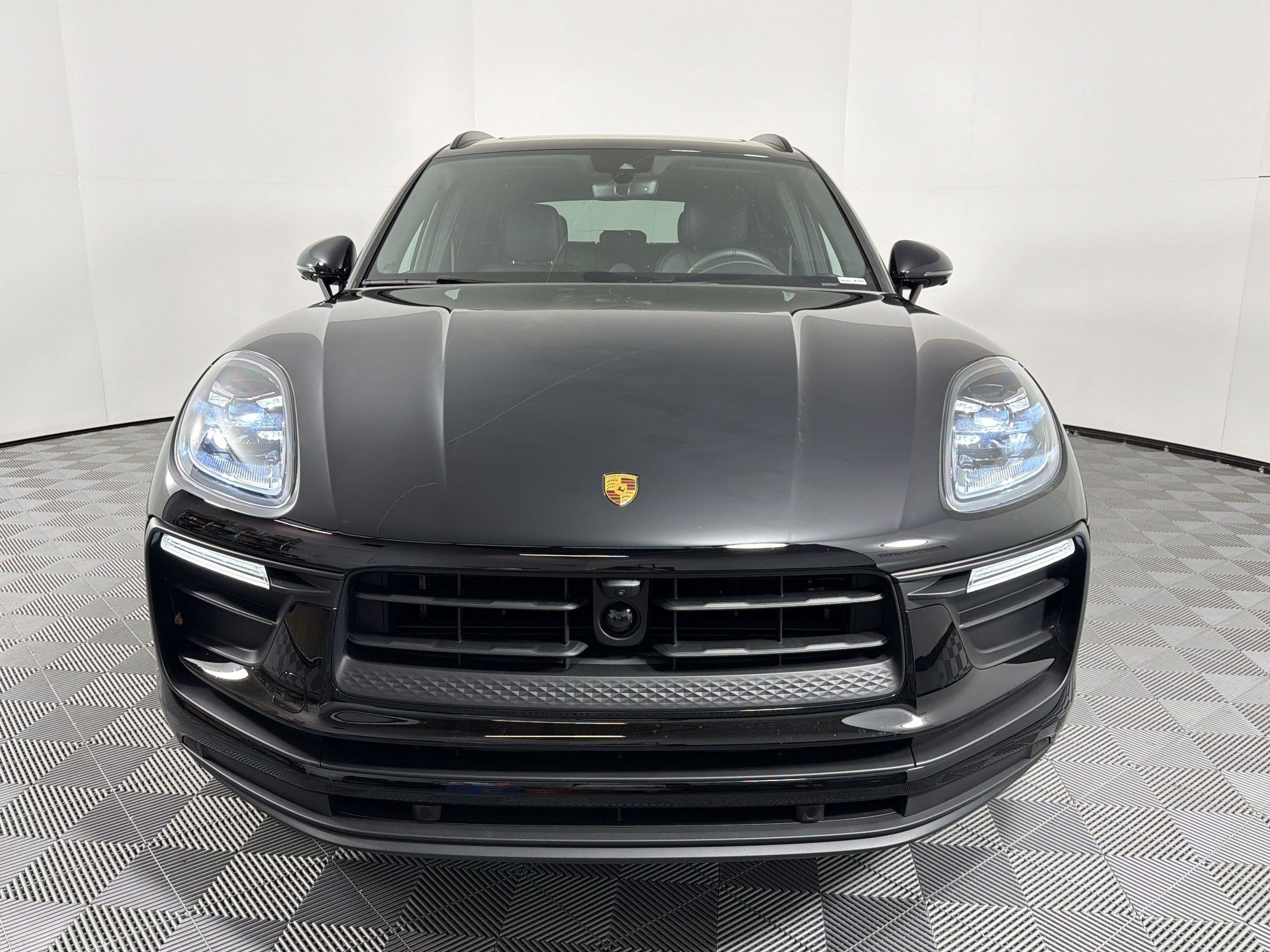 Certified 2026 Porsche Macan AWD/4WD image 6
