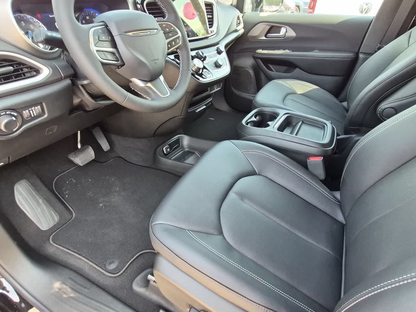 New 2027 Chrysler Pacifica LX FWD image 2