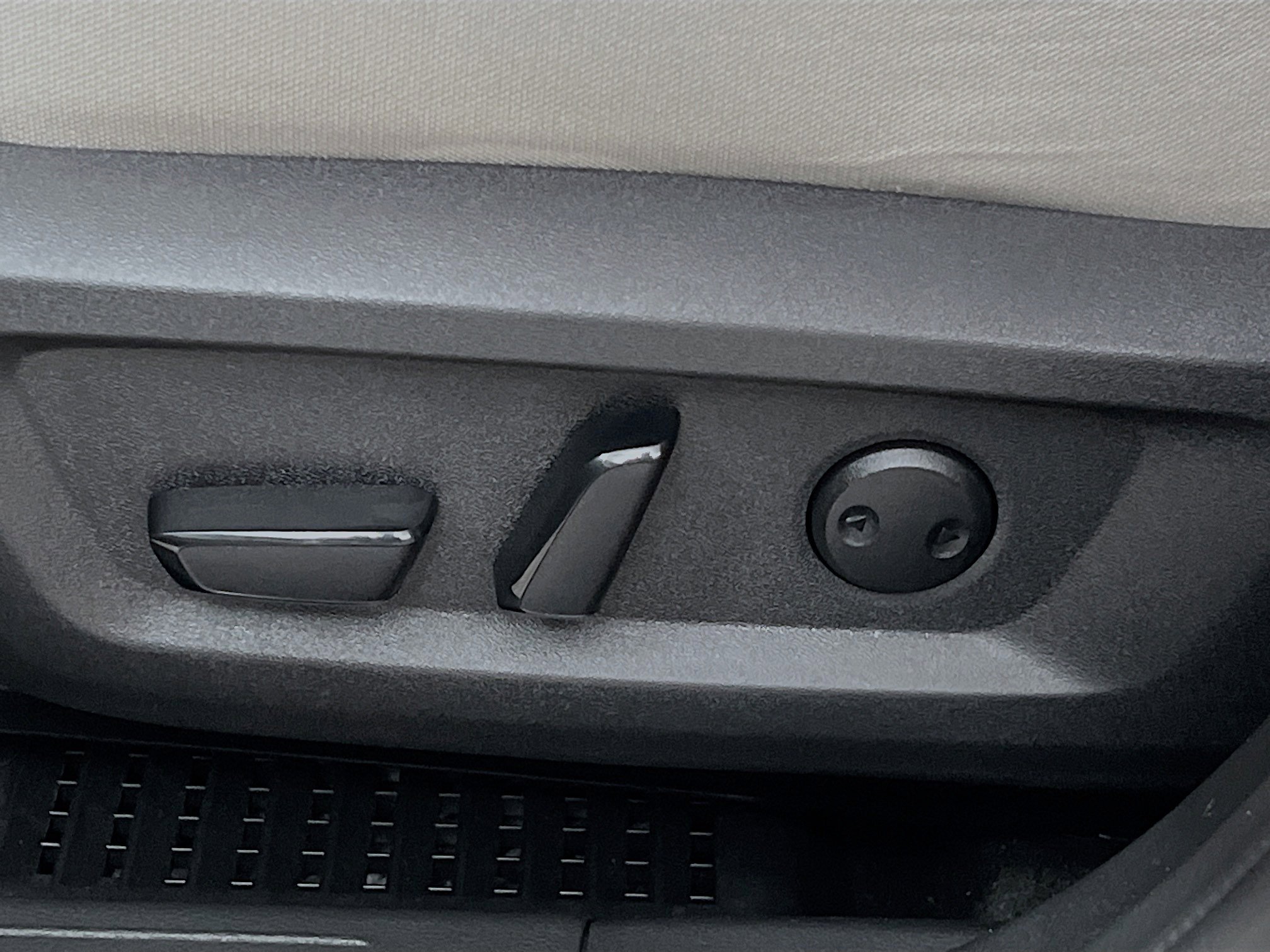 Used 2023 Nissan Rogue SV image 16