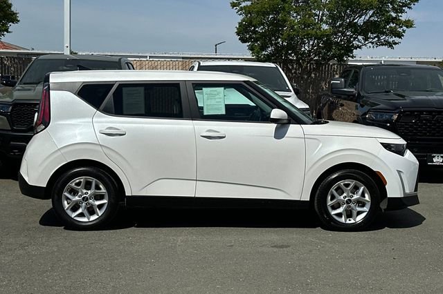 Used 2023 Kia Soul LX w/ LX Technology Package image 3