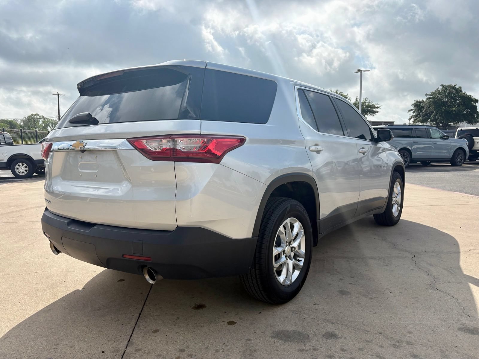 Used 2019 Chevrolet Traverse LS FWD image 3