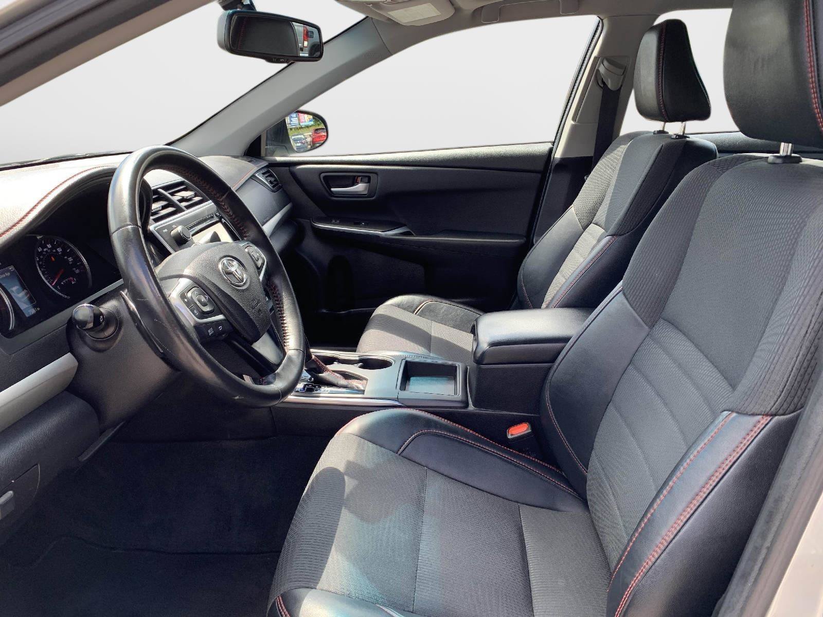 Used 2017 Toyota Camry SE w/ Moonroof Package FWD image 12