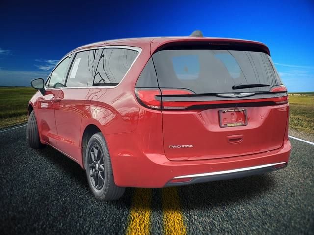Certified 2024 Chrysler Pacifica Touring-L image 30