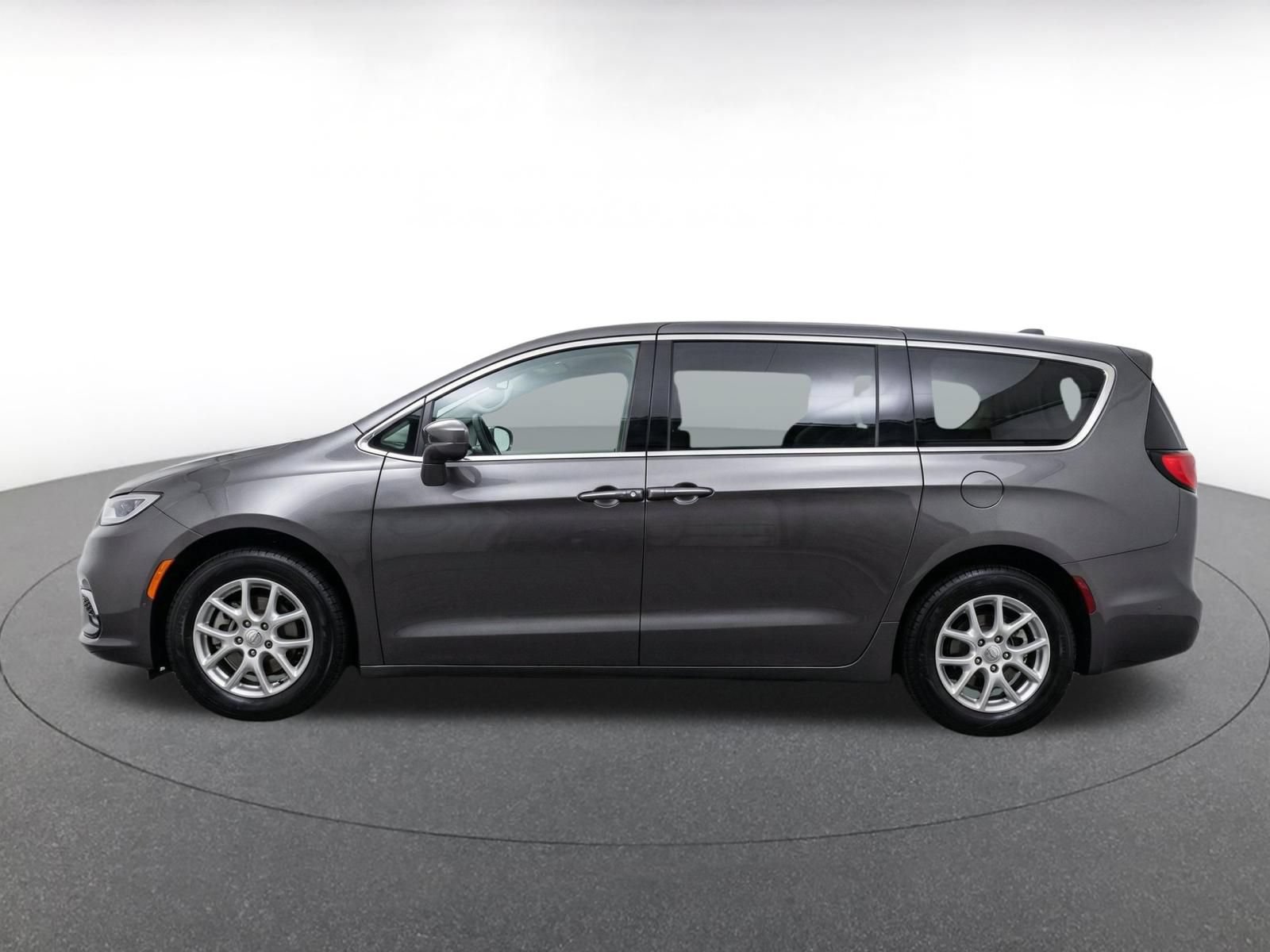 Used 2024 Chrysler Voyager LX FWD image 5