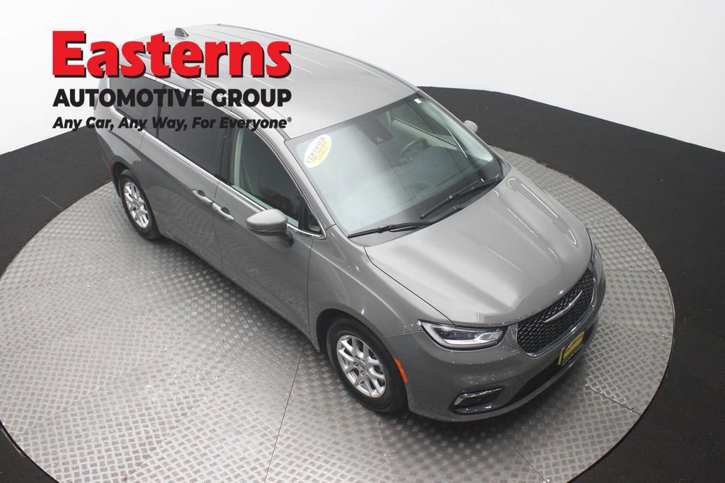 Used 2023 Chrysler Pacifica Touring-L FWD image 3