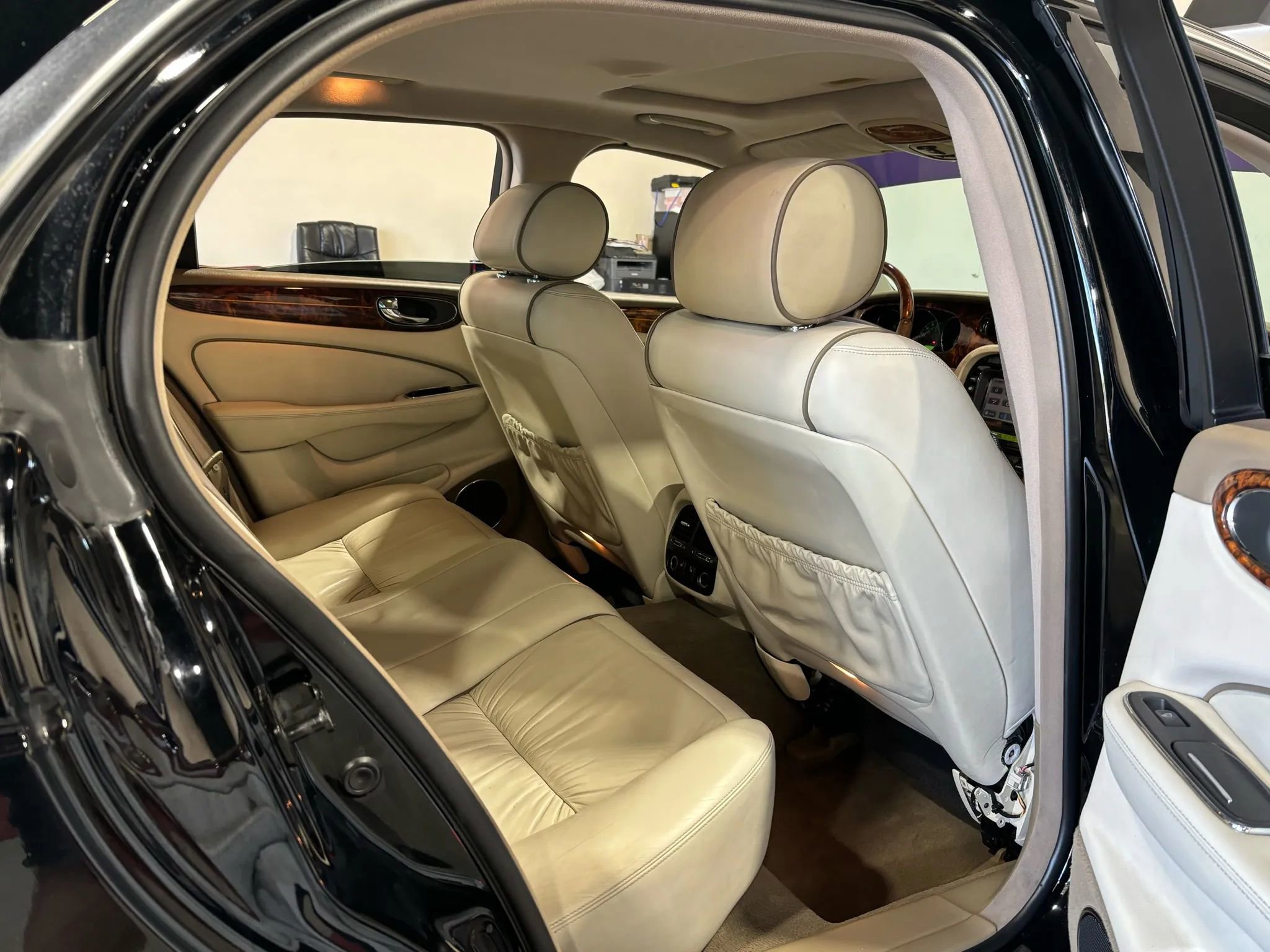 Used 2004 Jaguar XJ8 image 17