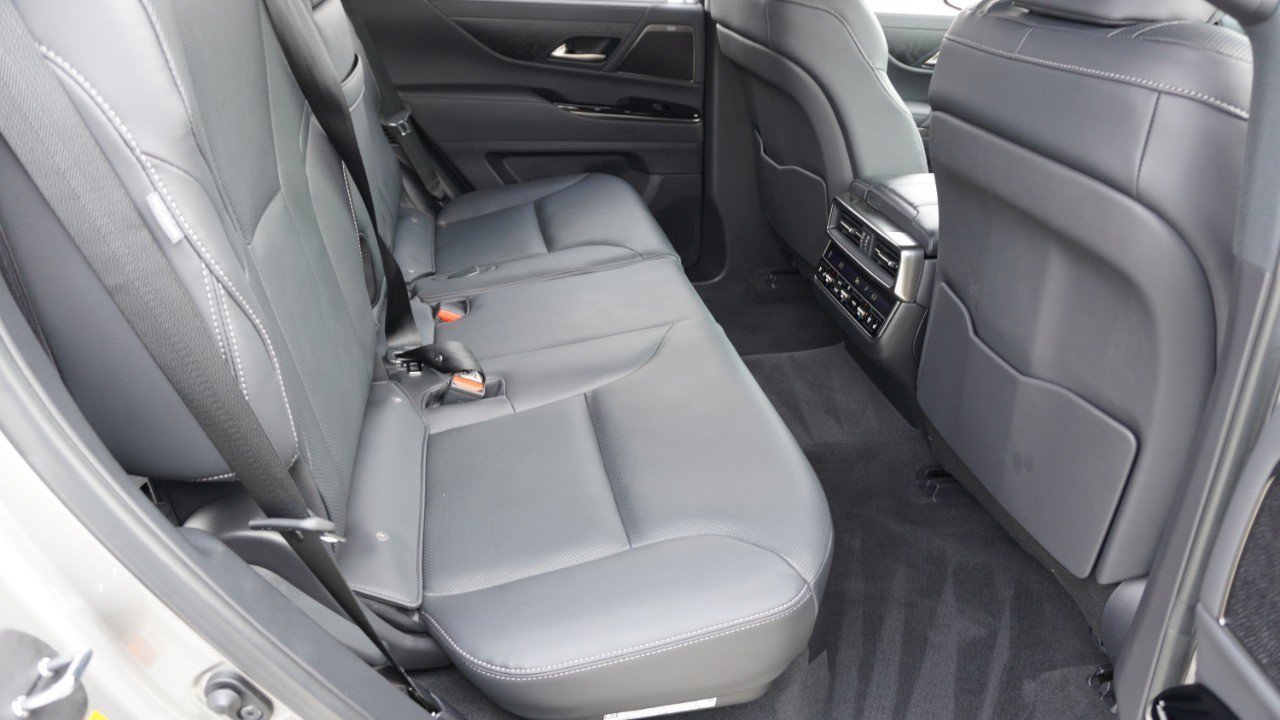 Used 2024 Lexus LX 600 4WD w/ Luxury Package image 33