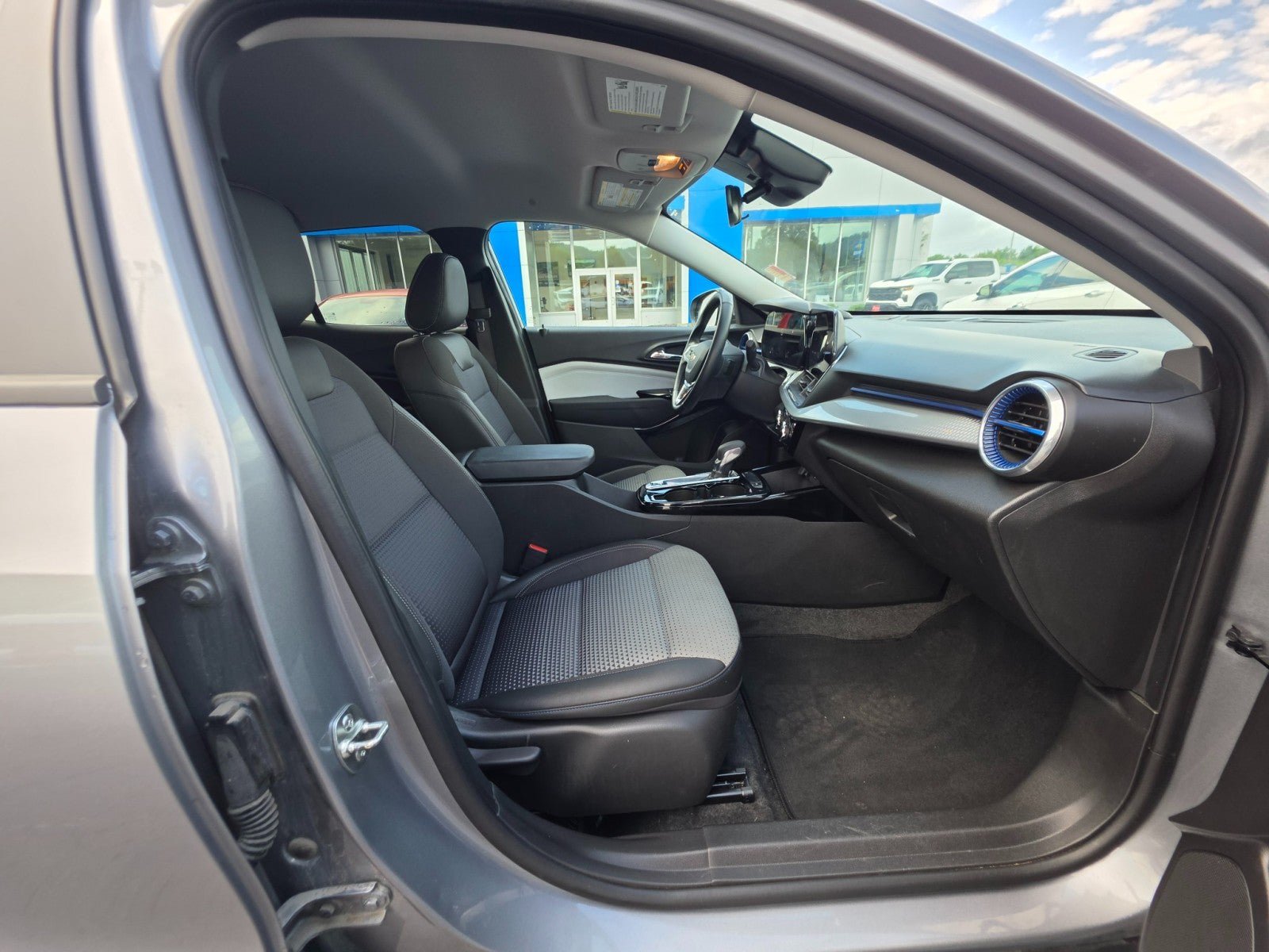 Used 2025 Chevrolet Trax LT w/ LT Convenience Package FWD image 13