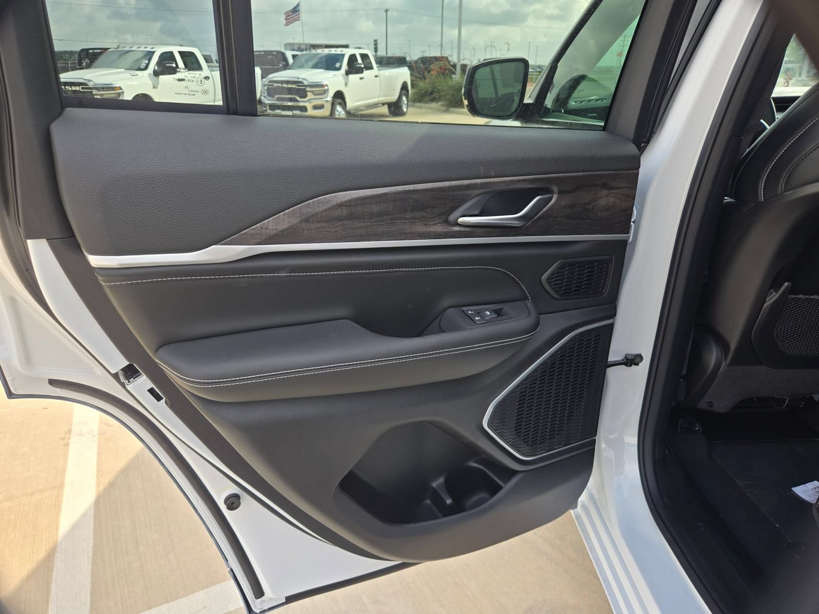 New 2026 Jeep Grand Cherokee Limited AWD/4WD image 14