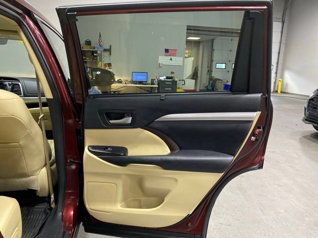 Used 2018 Toyota Highlander XLE AWD/4WD image 23