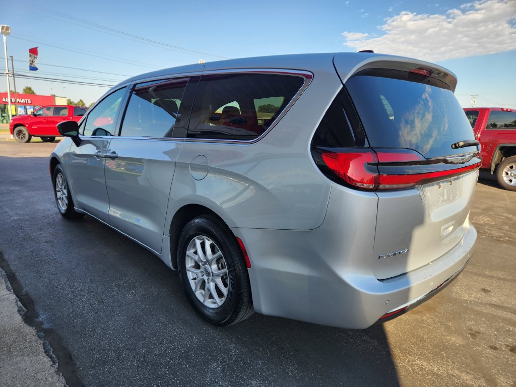 Used 2024 Chrysler Pacifica Touring-L FWD image 5
