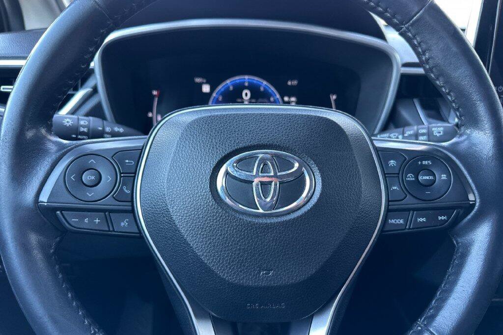 Used 2023 Toyota Corolla Cross XLE w/ Convenience Package FWD image 23