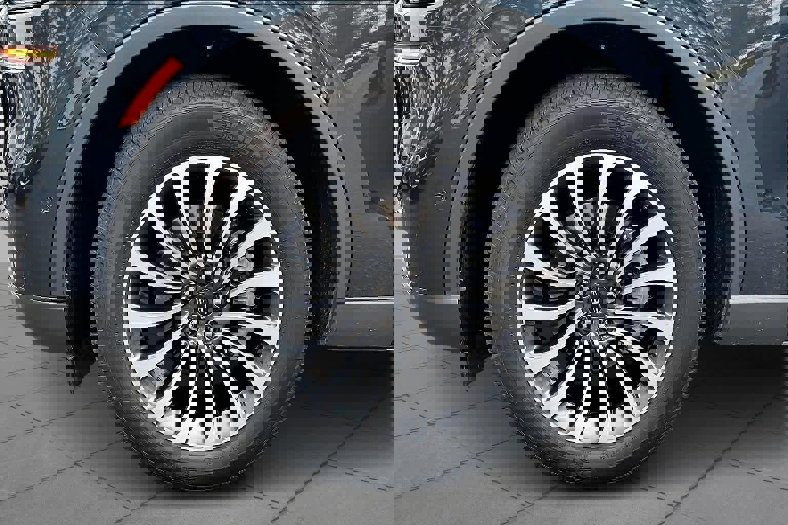 Used 2023 Lincoln Aviator Reserve w/ Equipment Group 201A image 9