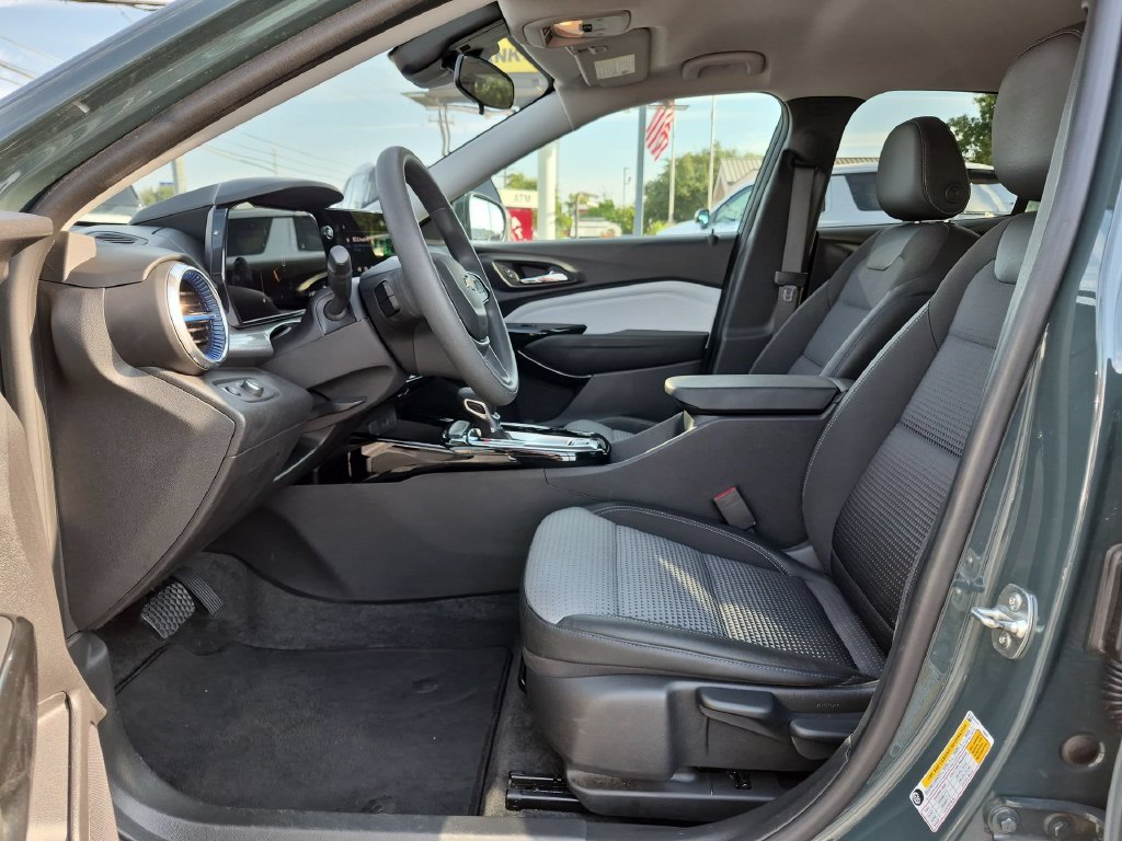 Certified 2025 Chevrolet Trax LT FWD image 17