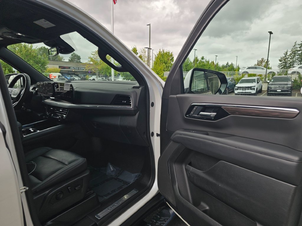 Used 2025 Chevrolet Suburban Z71 AWD/4WD image 12