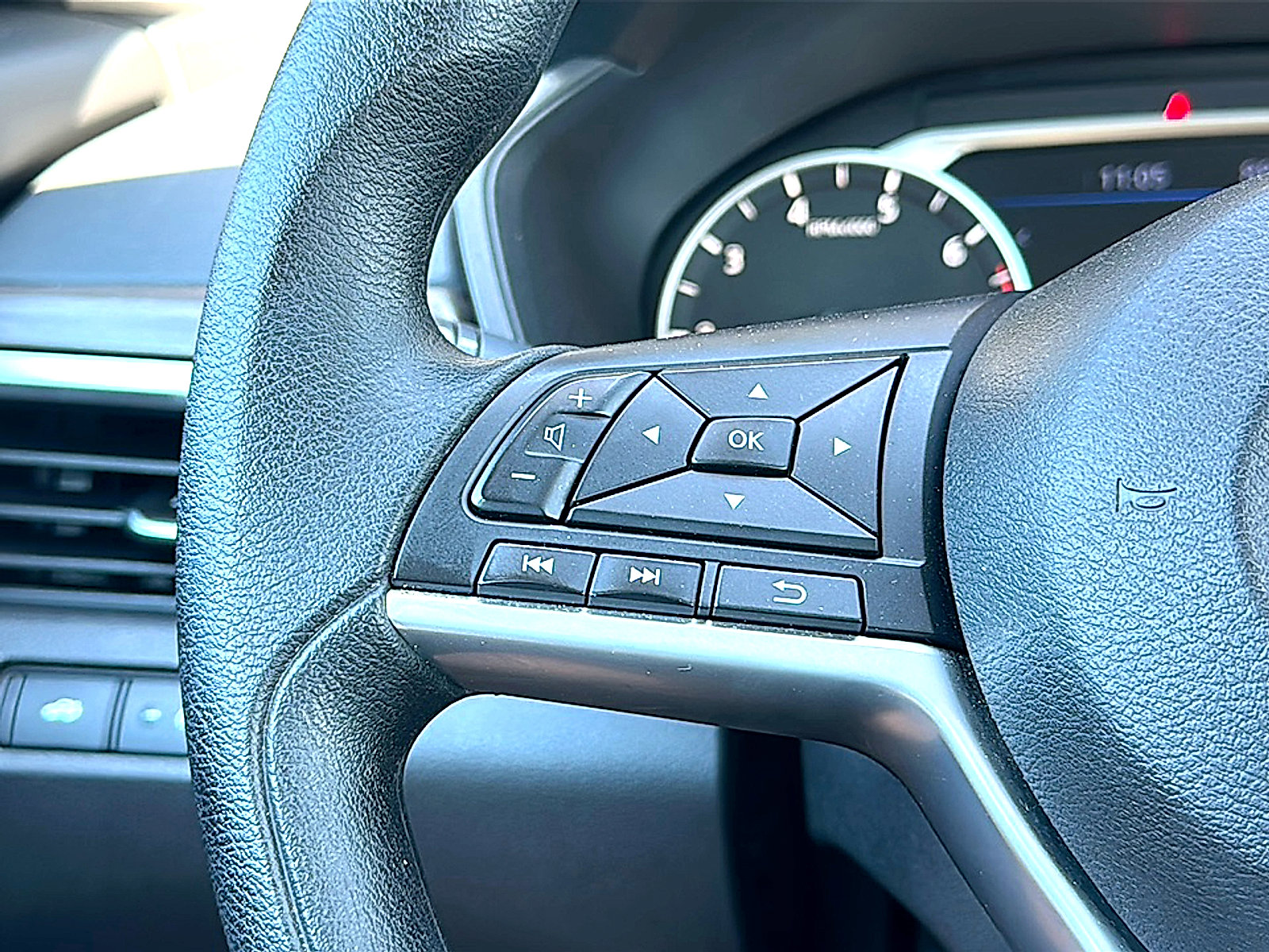 Used 2025 Nissan Altima 2.5 SV FWD image 29