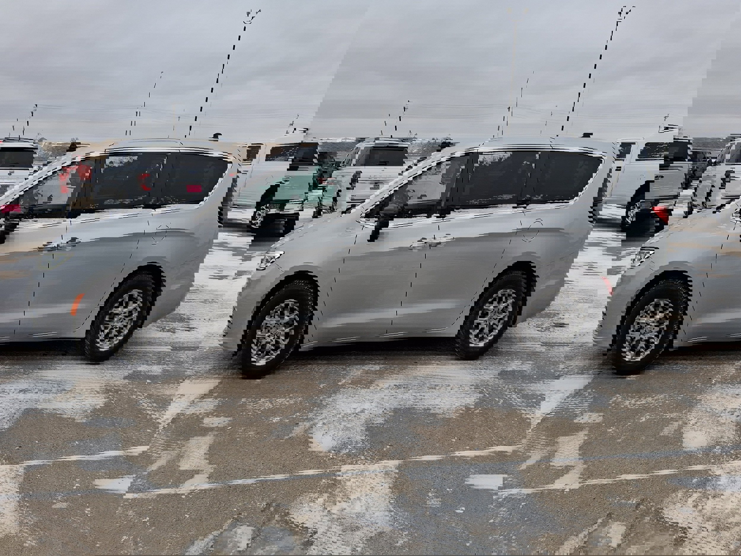 Used 2024 Chrysler Pacifica Touring-L image 5